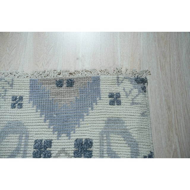 Quinn Oushak Gray Hand Knotted Wool Rug, Country of Origin: India. This piece offers a refined, contemporary take on the...