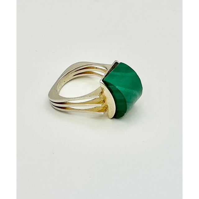 Art Deco 1980s Vintage Art Deco Boho Chic Sterling Silver & Malachite Cocktail Ring, Size 7. For Sale - Image 3 of 11