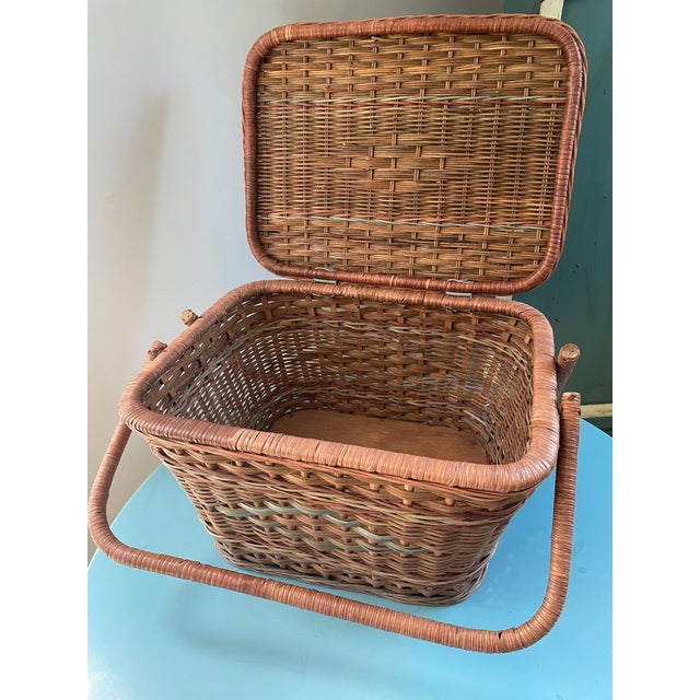 Premium Antique: 1920s Woven Wicker Picnic Trunk – Adirondack Great Camp / Heywood-Wakefield Style For Sale - Image 4 of 11