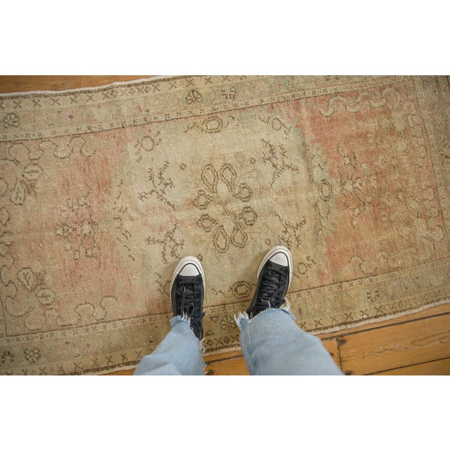 :: Roundel center medallion bearing interior floral blossoms and cloud band stylized vine renderings. Corner spandrel...