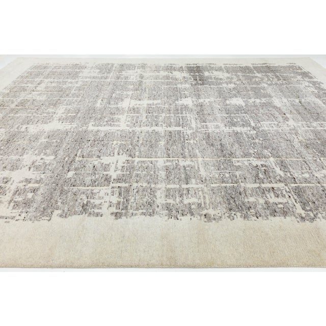 12 X 15 Contemporary Abstract Grid Wool Area Rug – Neutral Slate & Cream For Sale In New York - Image 6 of 10