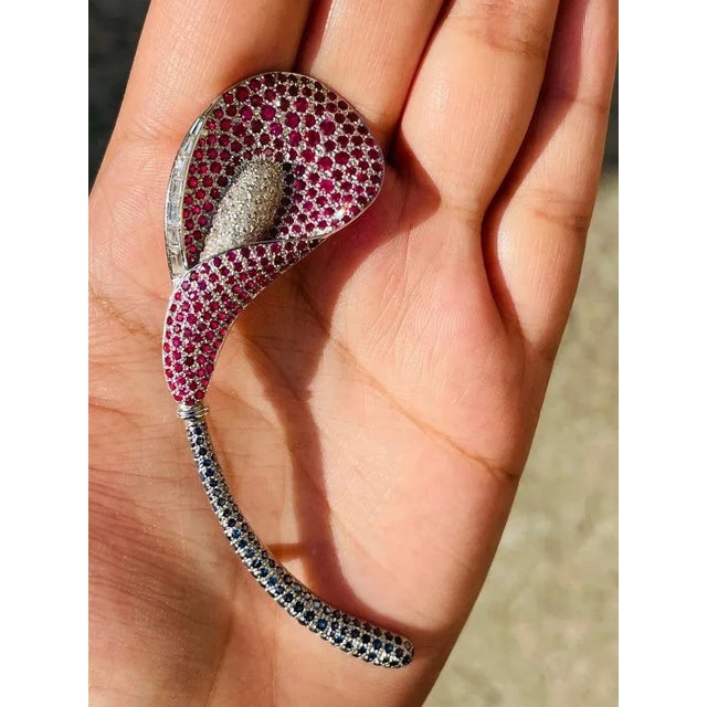 Contemporary 6.3ct Ruby and Sapphire Brooch Pin With Diamonds in 18k Solid White Gold For Sale - Image 3 of 14