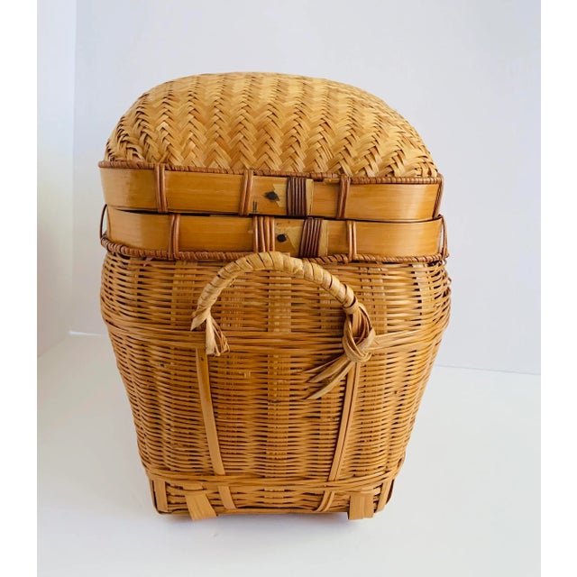 Chinoiserie Vintage Chinese Herringbone Weave Cane and Wicker Lidded Basket Storage For Sale - Image 3 of 12