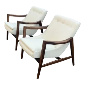 Modern Walnut Mid Century Style Lounge Chairs in Cream Boucle. - Pair