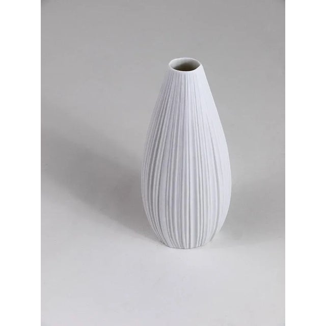 White Relief Striped Porcelain Vase attributed to Martin Freyer for Rosenthal, Germany, 1960s For Sale - Image 9 of 11
