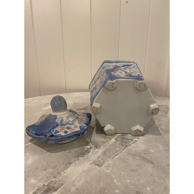 Ceramic Vintage Chinoiserie Chinese Blue and White Hand Painted Hexagon Lidded Ginger Jar For Sale - Image 7 of 9
