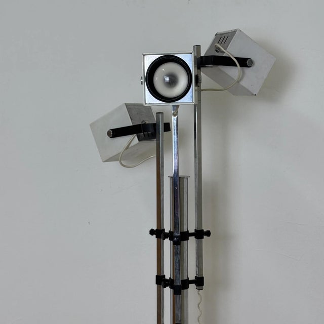 Floor Lamp with 3 Cubic Spotlights in Chromed Steel by Pat Hoffman for Lucitalia, 1970s For Sale - Image 6 of 16