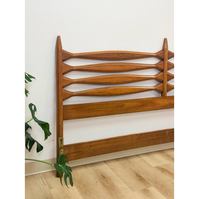 Wood Vintage Heritage Furniture MCM Pointed King Headboard Mid Century Modern Bed For Sale - Image 7 of 17