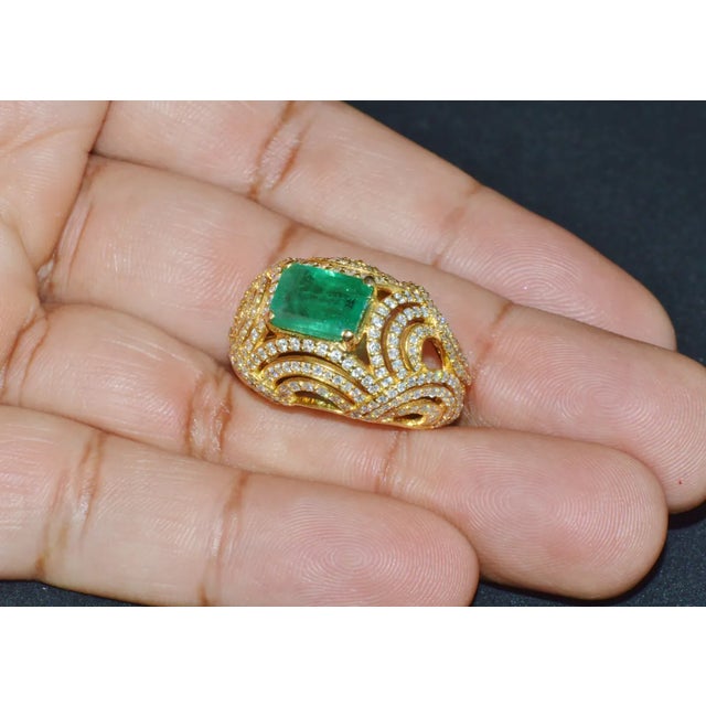 Certified Natural 5.45Cts VS F Diamond Emerald 18K Solid Gold Dome Bombay Ring, size 6.75 For Sale - Image 4 of 12