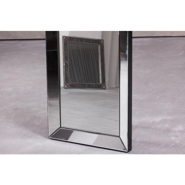 This vintage Italian wall mirror dates from the 1980s and features a simple yet elegant combination of glass and wood. Its...