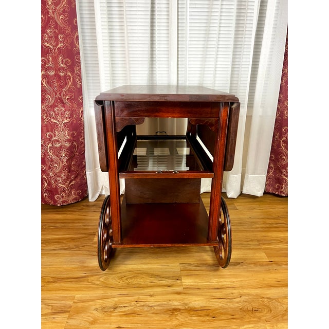 Early 20th-Century Mahogany Serving Trolley With Drop-Leaf Top and Glass Tray For Sale - Image 4 of 11