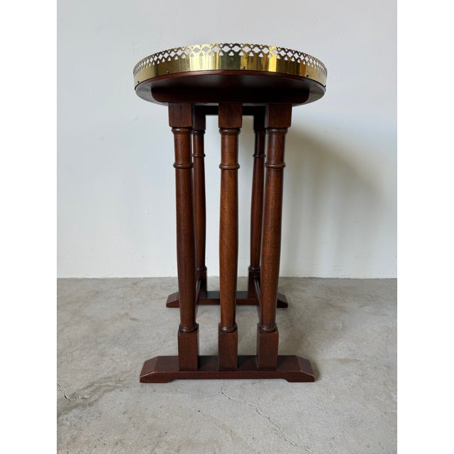 Vintage Hekman Chippendale Style Mahogany Matched-Grain Oval Side Table With Brass Gallery For Sale - Image 4 of 12