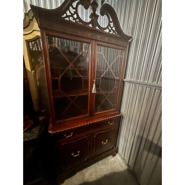 Mid 20th Century Traditional China Display Cabinet by Bernhardt For Sale - Image 5 of 12
