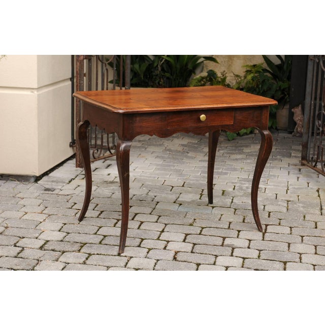 French, 1820s Louis XV Style Oak Side Table with Single Drawer and Cabriole Legs For Sale In Atlanta - Image 6 of 10