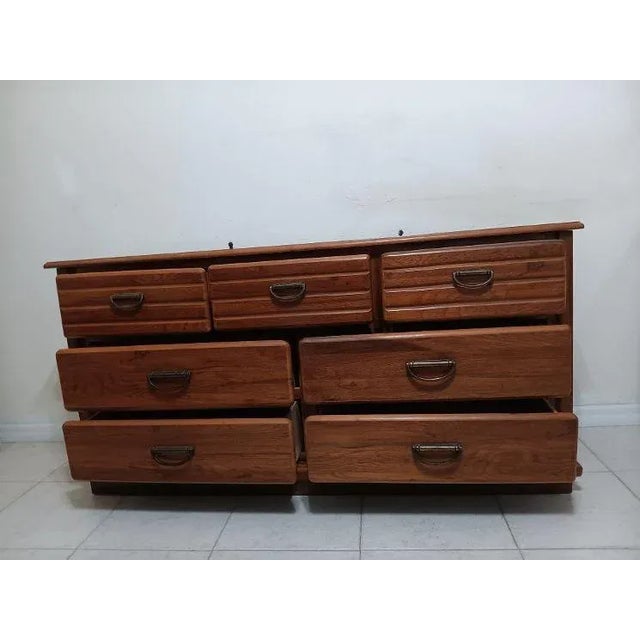 1980s Vintage Solid Oak Contemporary Rustic Farmhouse Style Dresser 7 Drawer For Sale - Image 9 of 9