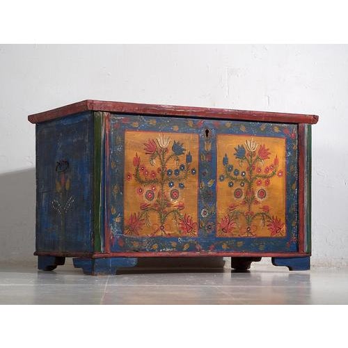 Antique folk art style chest with floral motifs (c.1920)Dimensions: Length: 106 cm Depth: 60 cm Height: 64 cmStyle: Folk...