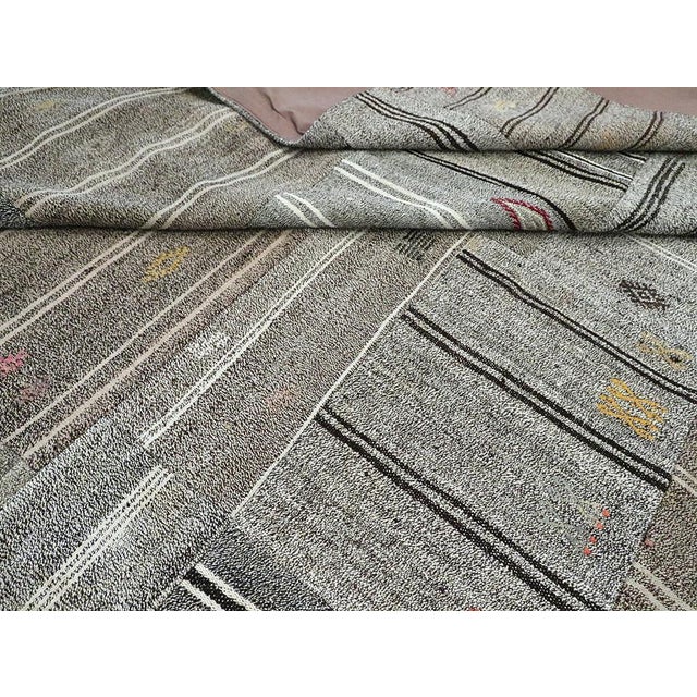 Textile Galerie Shabab Collection Mid-20th Century Vintage Turkish Flatweave Kilim Room Size Carpet For Sale - Image 7 of 7