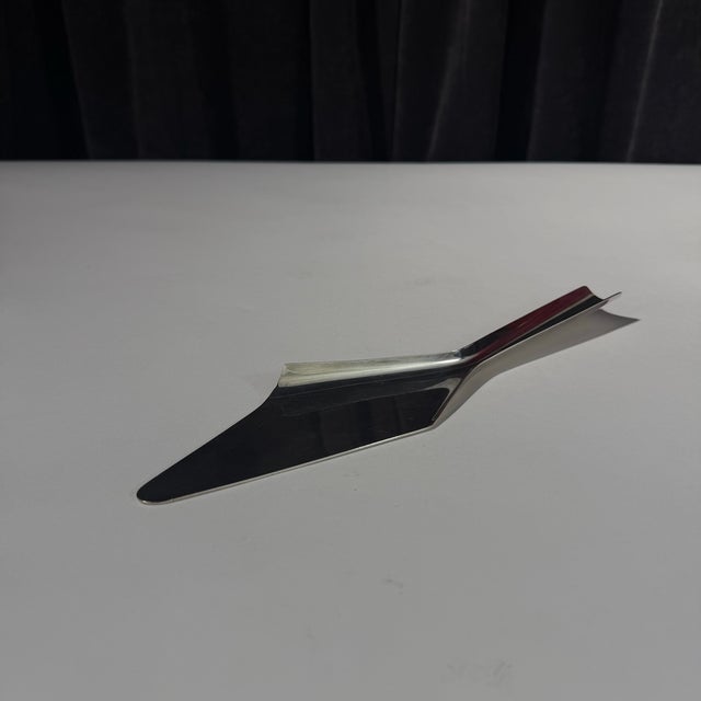 Designed by Lino Sabattini (1925–2016), this sleek cake server embodies mid‑century elegance and functional artistry....