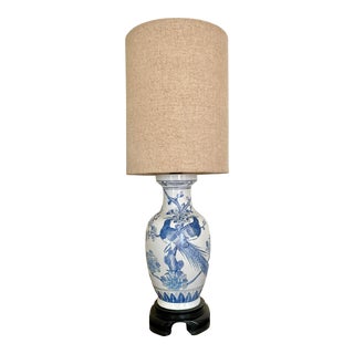 1990s Blue and White Chinoiserie Bird and Botanical Table Lamp With Shade For Sale