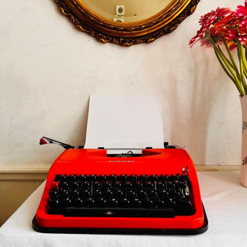 Vintage Portable Underwood 35 Typewriter For Sale - Image 4 of 11