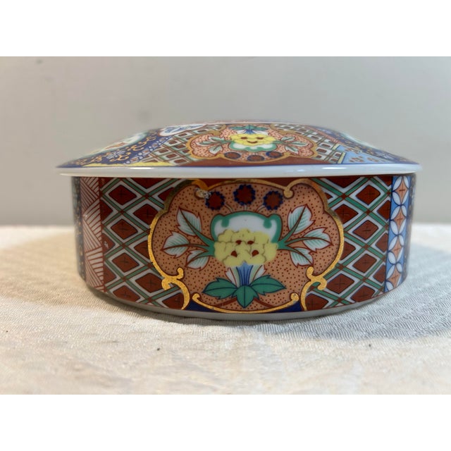 Ceramic Vintage Chinese Rose Medallion Round Porcelain Trinket Box For Sale - Image 7 of 9