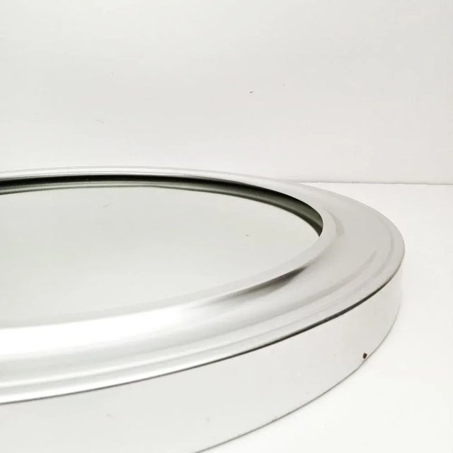 This mirror recalls the style of the iconic narcissus designed by Sergio Mazza for Artemide in the 1960s. The circular...