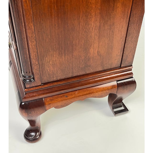 Vintage Continental Furniture Co. Queen Anne Style Mahogany 4-Drawer Bedside Chest For Sale - Image 10 of 16
