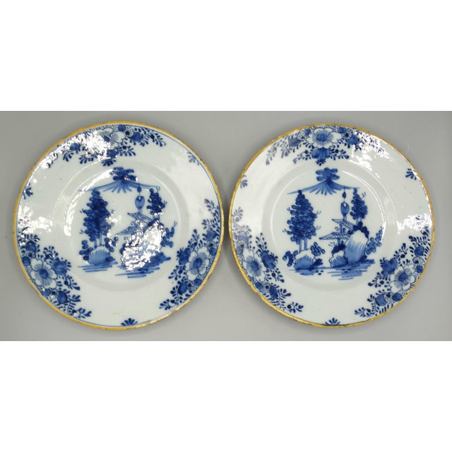 18th-Century Dutch Delft Plates Marked De Klaeuw, a Pair For Sale - Image 6 of 10