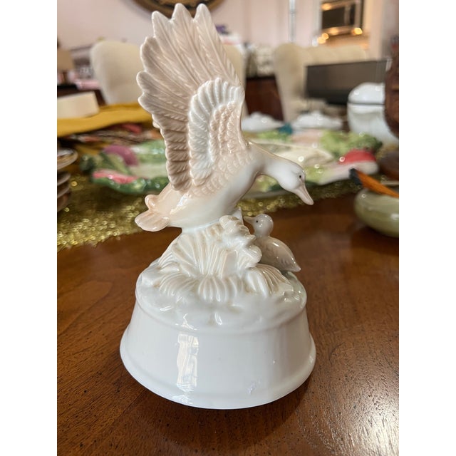 Vintage Ceramic White Duck and Duckling Music Box- Condition Issues For Sale - Image 4 of 9