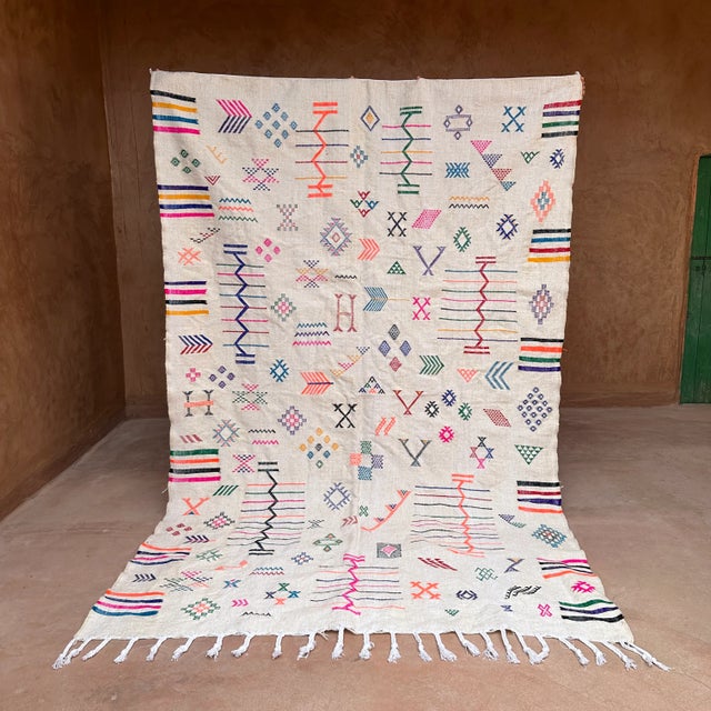 This vintage Moroccan rug is a true powerful women's artistic creation that is the first thing our eyes get caught when we...