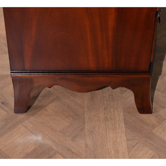 Traditional Mahogany Banded Hepplewhite Chest of Drawers of Drawers For Sale - Image 3 of 12