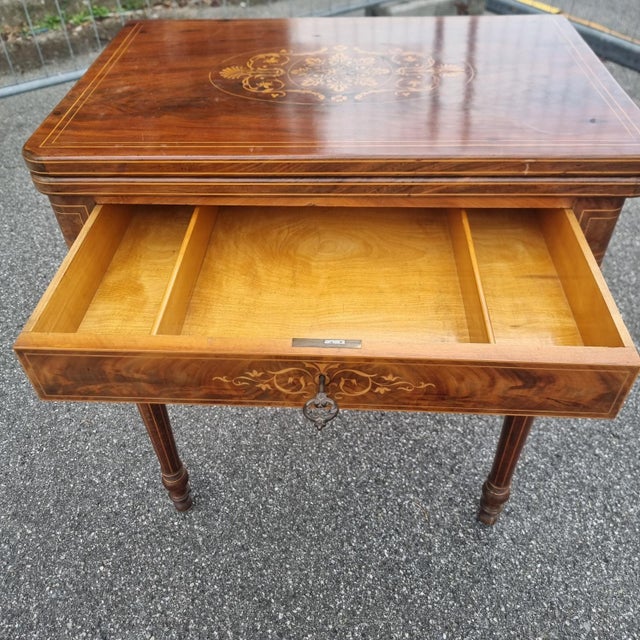 Charles X 1820 Maple and Mahogany Game Table with Inlays A Masterpiece of Elegance and Tradition This splendid Charles X...