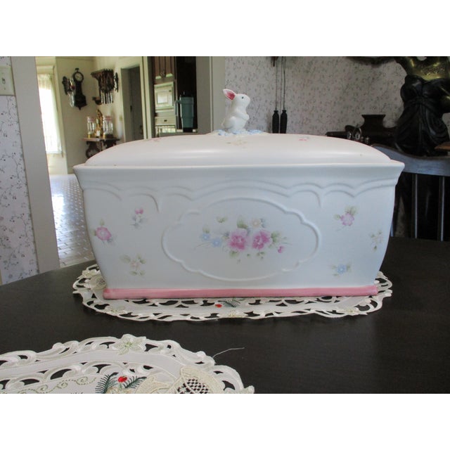 Vintage Pfaltzgraff Tea Rose Ceramic Bunny Bread Box & Lid Excellent Condition For Sale In South Bend - Image 6 of 12