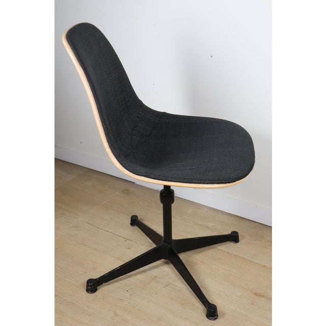 1960s Adjustable Swivel Chair in Fiberglass by Charles and Ray Eames for Herman Miller, 1960s For Sale - Image 5 of 16
