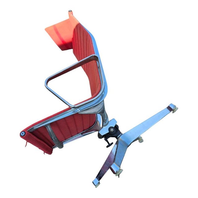 Aluminum 124 Swivel Armchair by Charles & Ray Eames Herman Miller, Set of 2 For Sale - Image 9 of 18