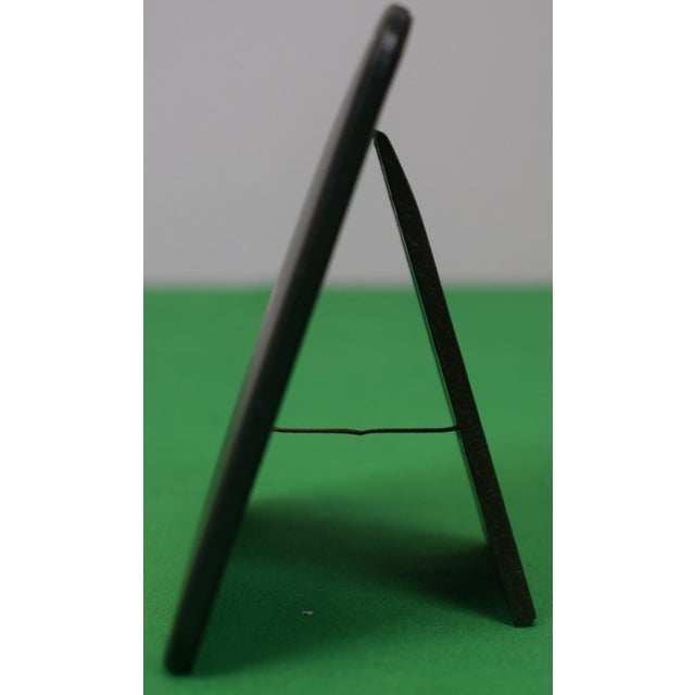 Traditional Asprey London "It Can Be Done" British Racing Green Leather/ Easel Back Desk Sign/ Plaque For Sale - Image 3 of 3