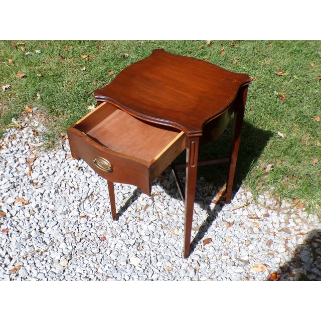 Wood Vintage Federal Hepplewhite Style Mahogany X Base Side Table Nightstand For Sale - Image 7 of 13