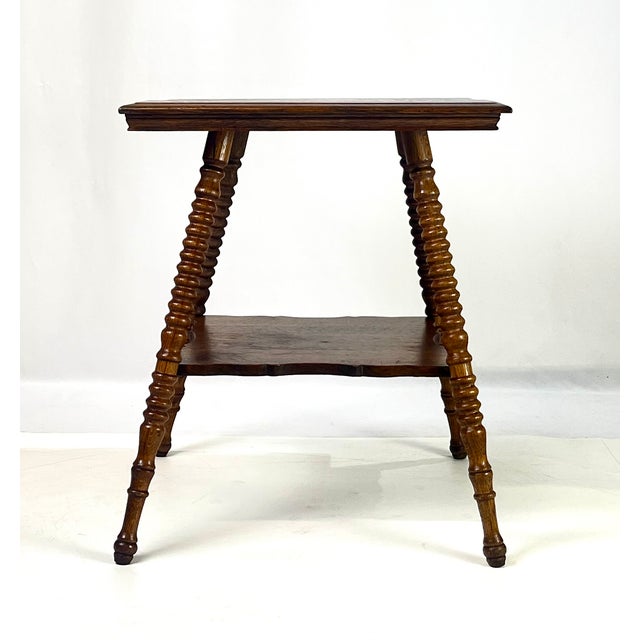 Victorian Early 20th Century Victorian Quarter-Sawn Tiger Oak Two-Tier Parlor Table With Spool-Turned Legs For Sale - Image 3 of 11