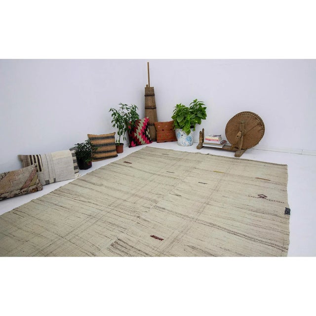 1960s Vintage Handwoven Modern Kilim Rug- 6′10″ × 8′4″ For Sale In Los Angeles - Image 6 of 7