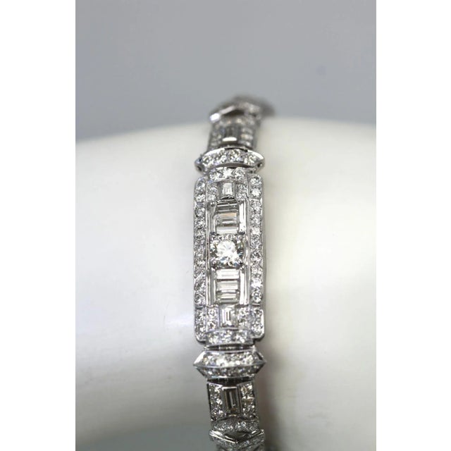 1930s Deco 18k Round & Baguette Diamond 6.97 Carats Bracelet For Sale - Image 4 of 7
