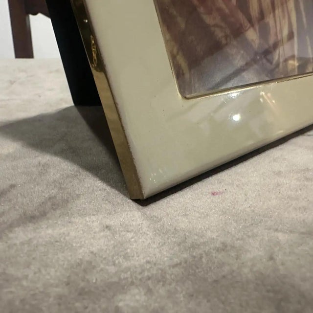 1970s Mid-Century Modern Brass and Cream Lacquered Metal Italian Picture Frame For Sale - Image 6 of 11