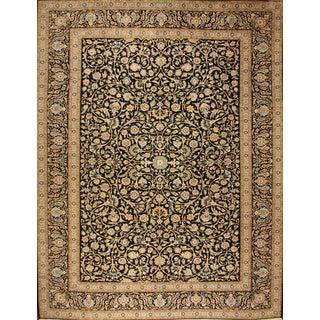 Middle Eastern Rug in Wool For Sale