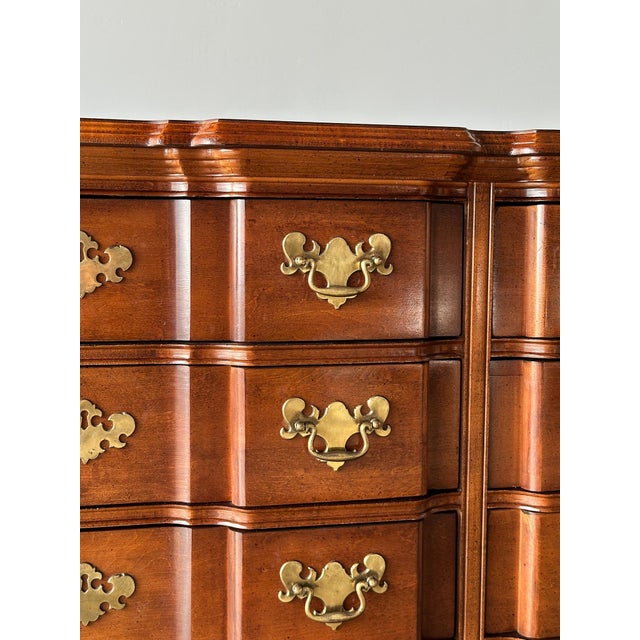 Vintage Georgian Serpentine Block-Front Mahogany 8-Drawer Dresser For Sale In Greensboro - Image 6 of 18