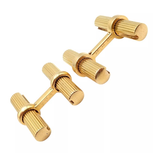 Vintage Van Cleef & Arpels 18k Yellow Gold Bar Cufflinks Details: Metal: 18k Yellow Gold Measurements: 23.5mm x 25.5mm...
