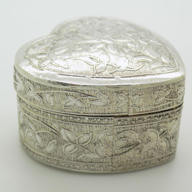 1980s Vintage Italian Genuine Silver 800 Heart-Shaped Trinket Box with Floral Detail, 1980s For Sale - Image 5 of 13