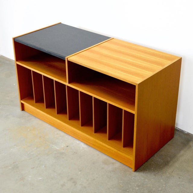 Wood 1960s Danish Teak Stereo Console / Record Cabinet With Lift-Up Section for Turntable For Sale - Image 7 of 9