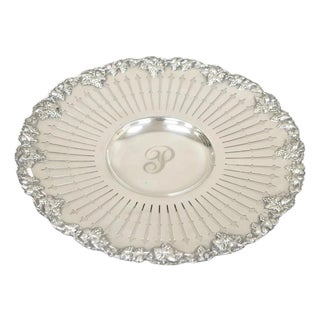 Early 20th Century English Edwardian Grapevine Repousse Silver Plated "P" Round Serving Platter For Sale