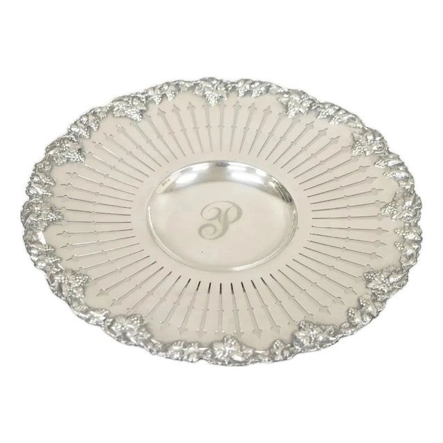 Early 20th Century English Edwardian Grapevine Repousse Silver Plated "P" Round Serving Platter For Sale