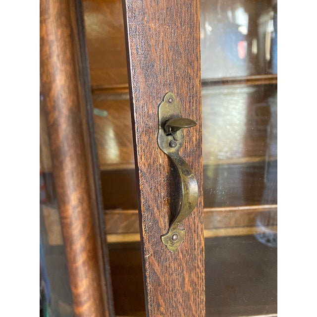 Late 18th Century Quartersawn Oak Curved Glass Curio Cabinet For Sale - Image 10 of 18