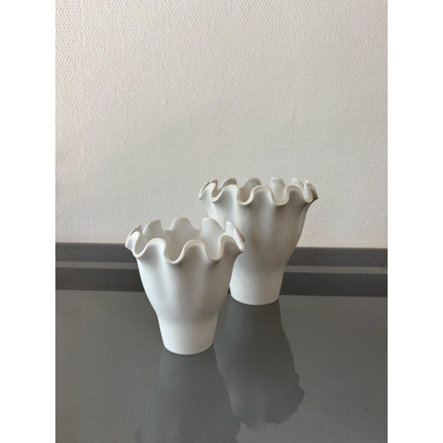 Gustavsberg Våga Vase and Cups in White Stoneware by Wilhelm Kåge for Gustavsberg, 1949, Set of 6 For Sale - Image 4 of 12